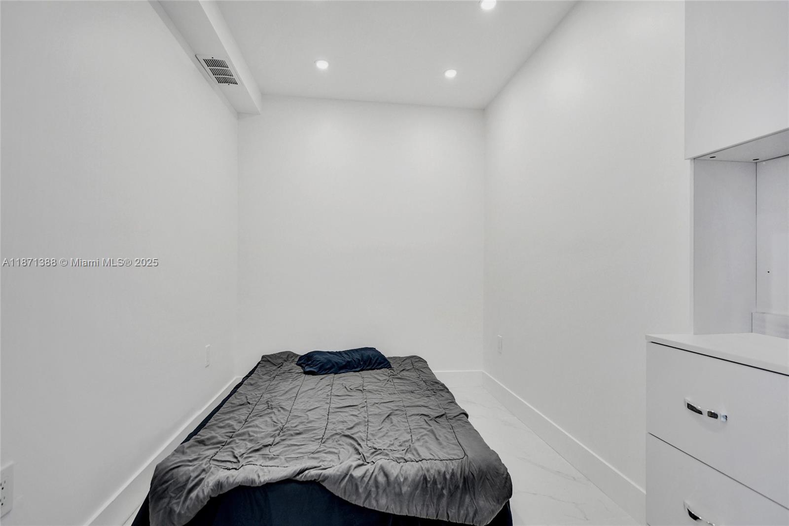 11L 1 / 2 870 sq. ft. $ 2025-09-03 0 Photo