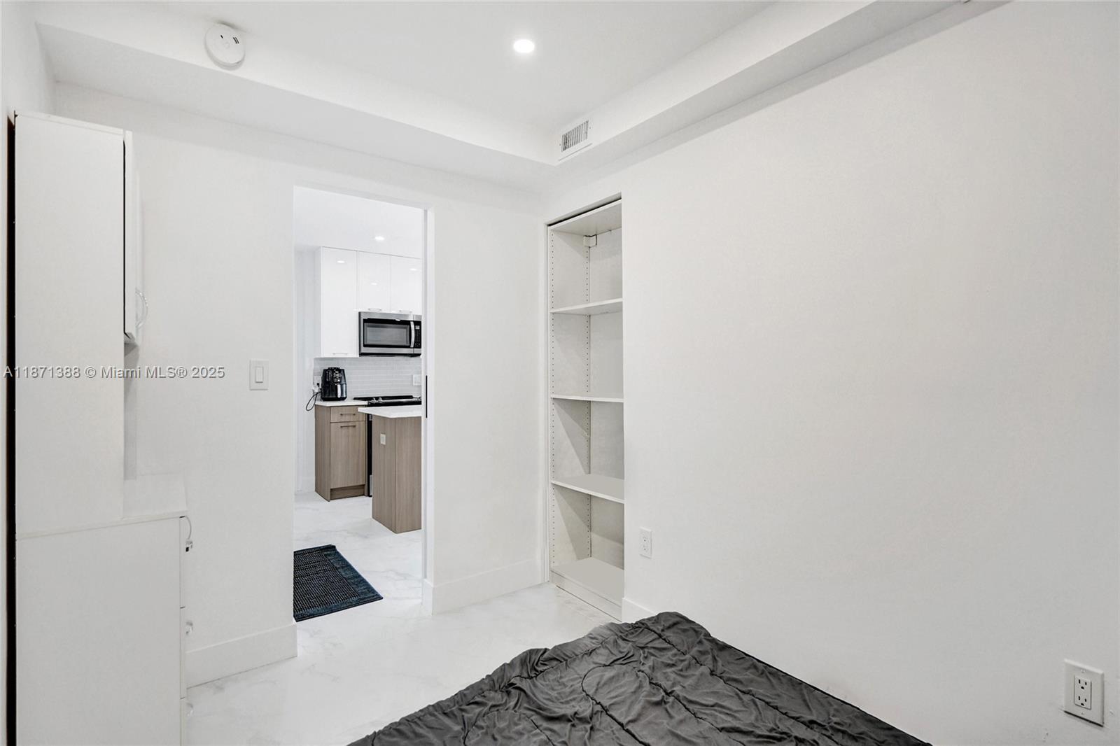 11L 1 / 2 870 sq. ft. $ 2025-09-03 0 Photo