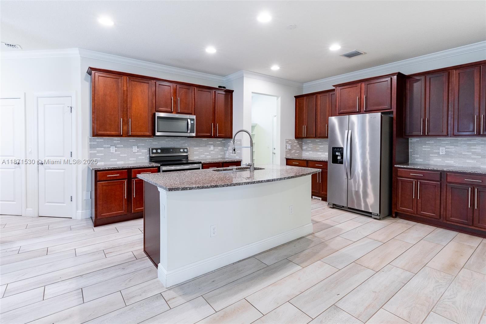  6 / 4 2501 sq. ft. $ 2025-09-03 0 Photo
