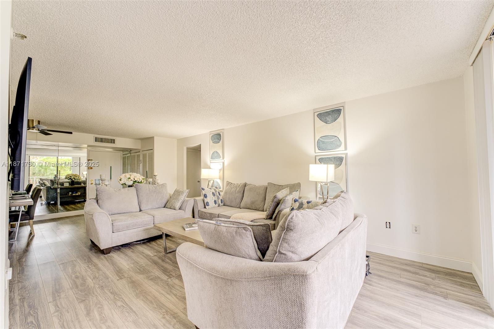 See details 312 2 / 2 1294 sq. ft. $ 2025-09-03 0 Photo