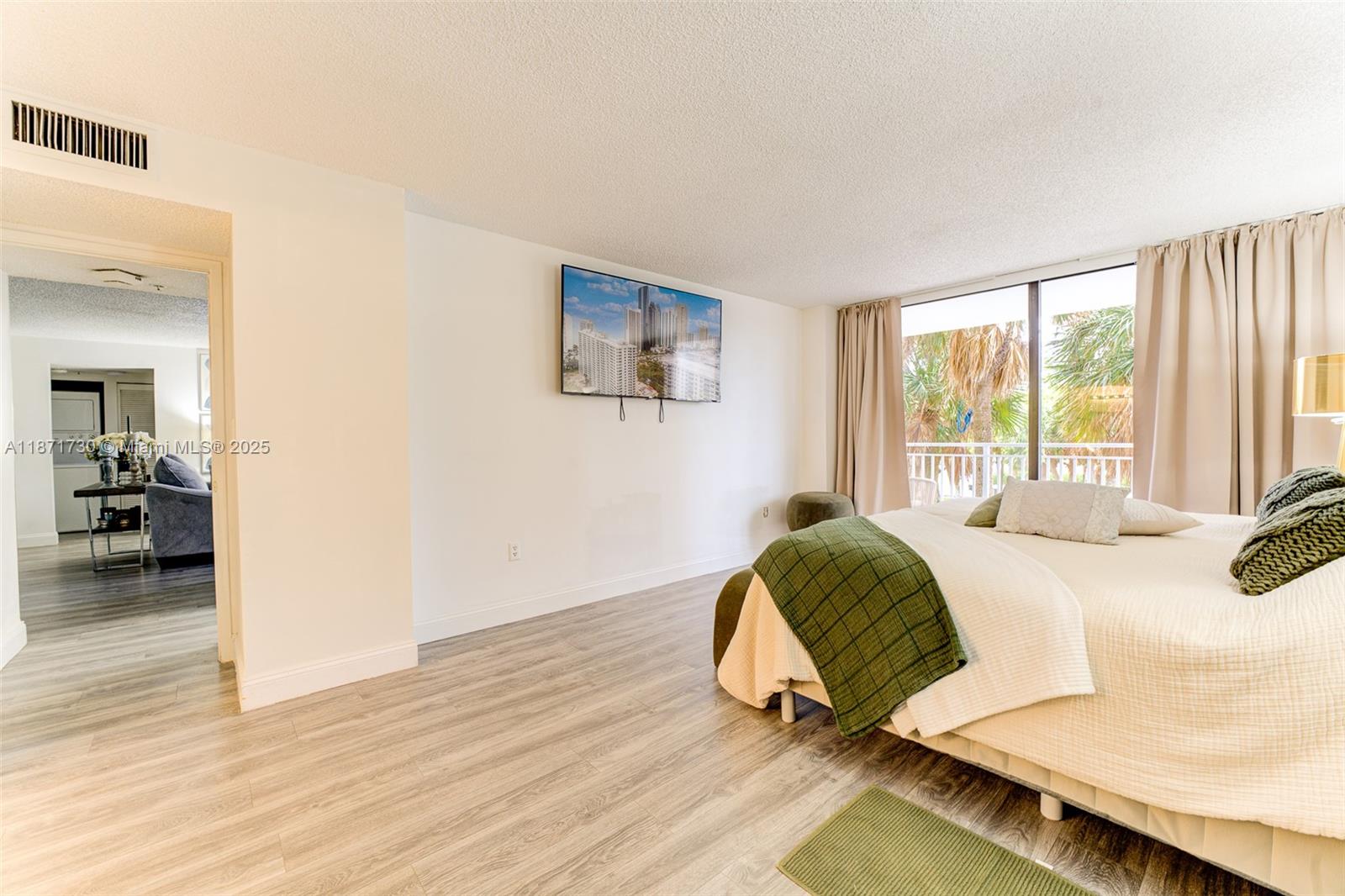 See details 312 2 / 2 1294 sq. ft. $ 2025-09-03 0 Photo