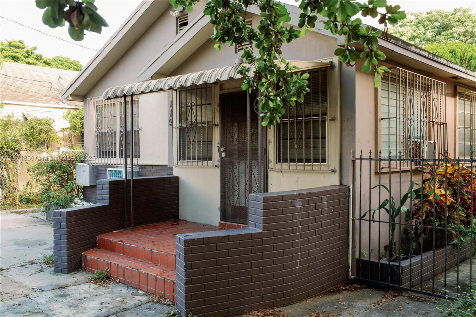 See details / 2300 sq. ft. $ 2025-09-03 0 Photo