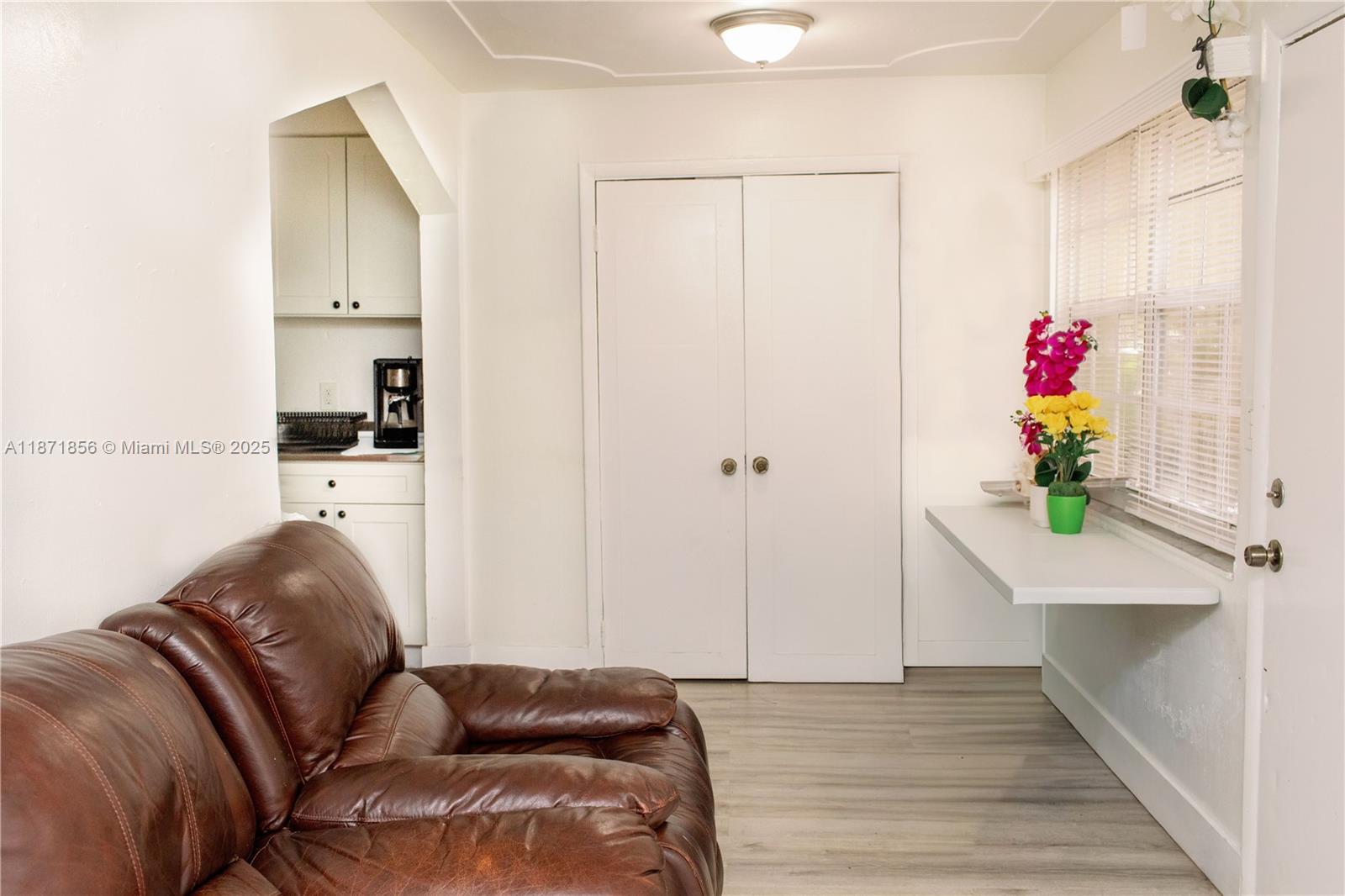 See details / 2300 sq. ft. $ 2025-09-03 0 Photo