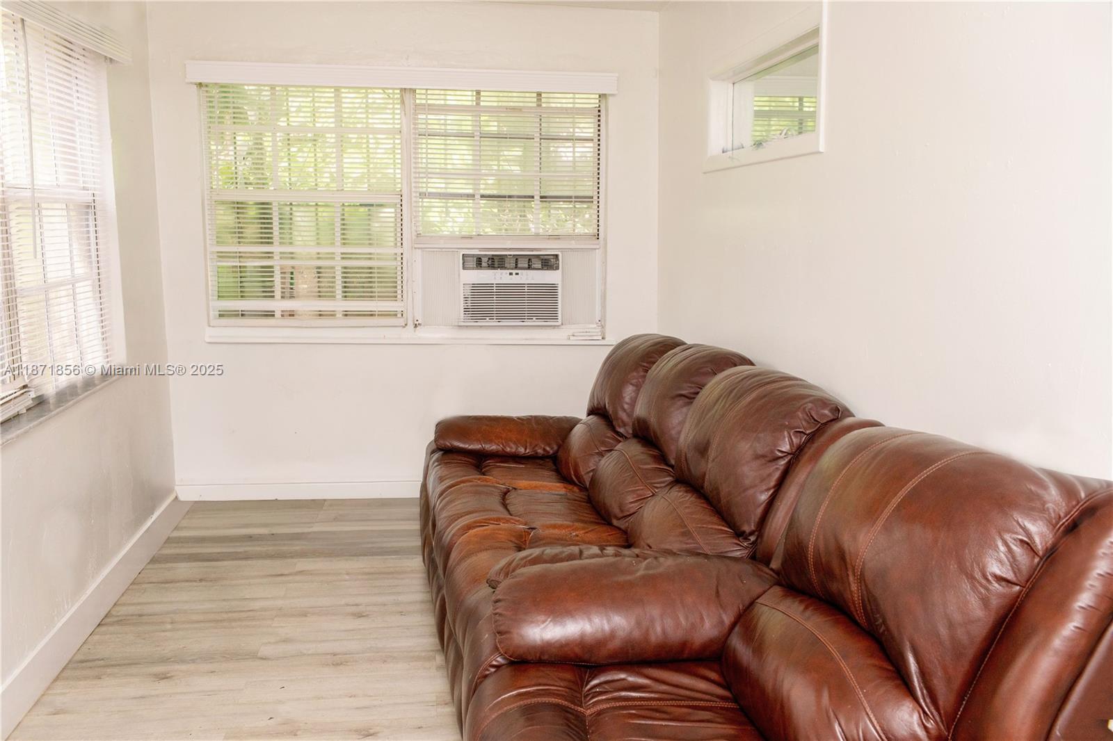 See details / 2300 sq. ft. $ 2025-09-03 0 Photo