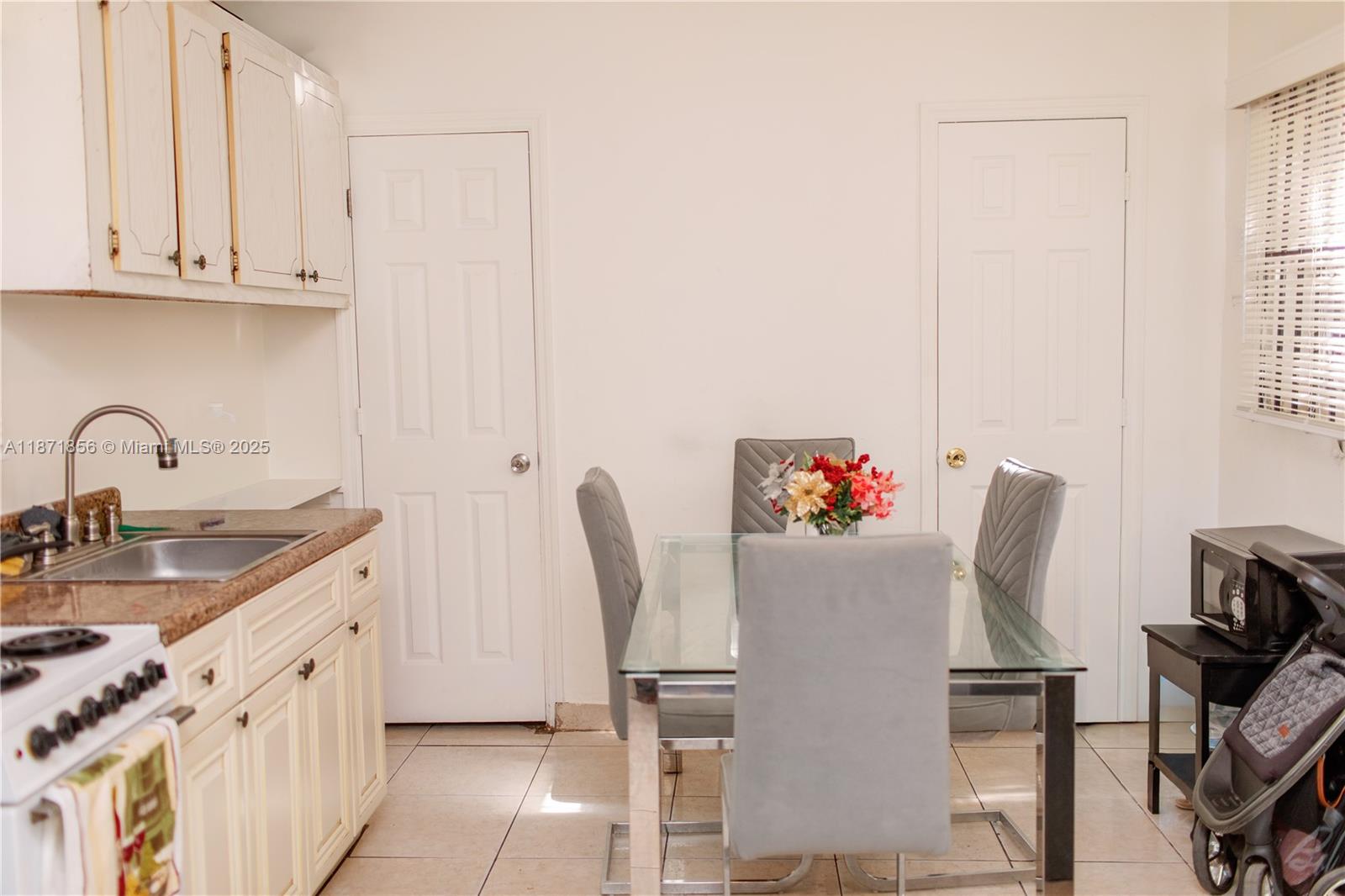 See details / 2300 sq. ft. $ 2025-09-03 0 Photo