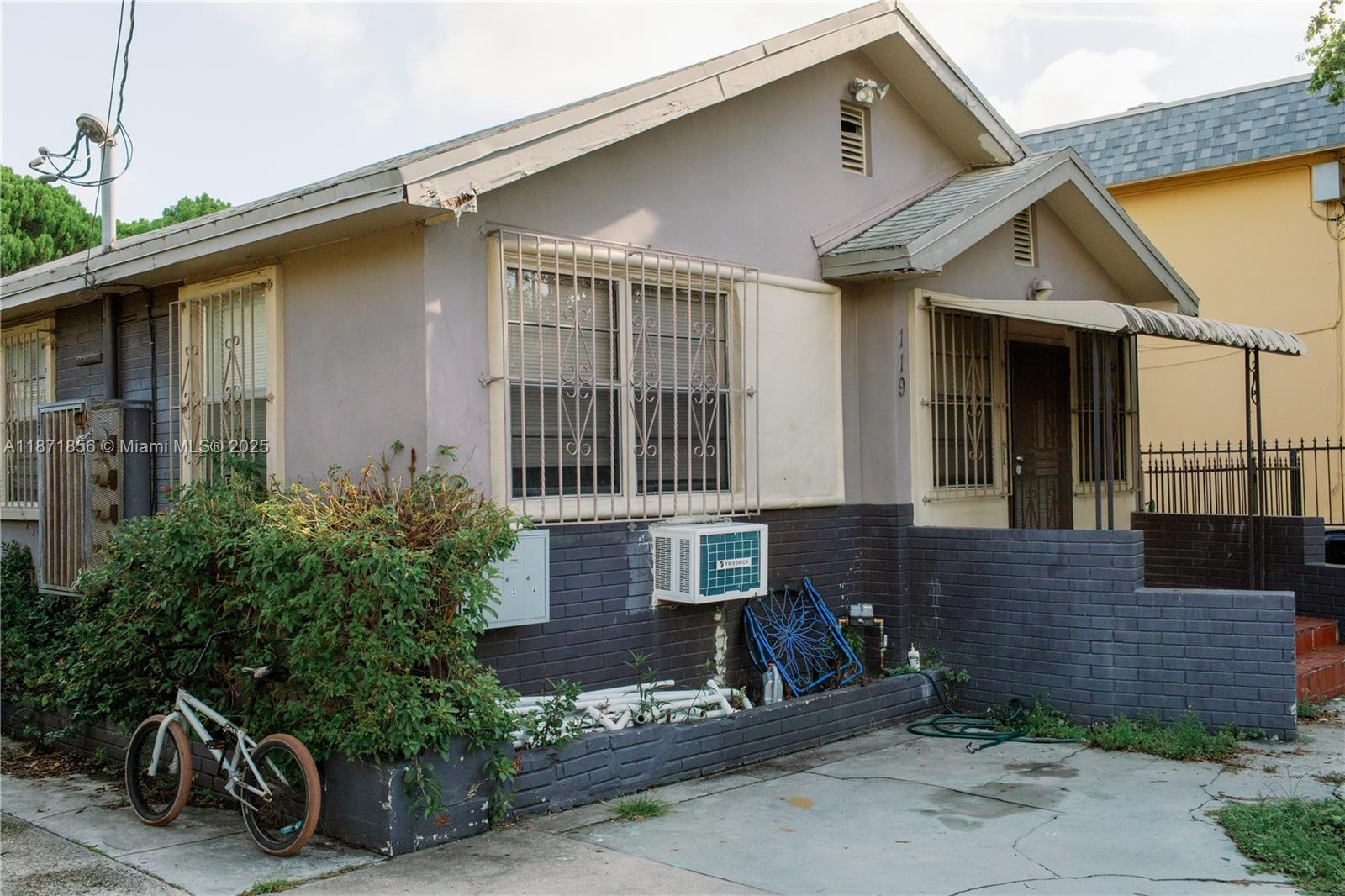 See details / 2300 sq. ft. $ 2025-09-03 0 Photo