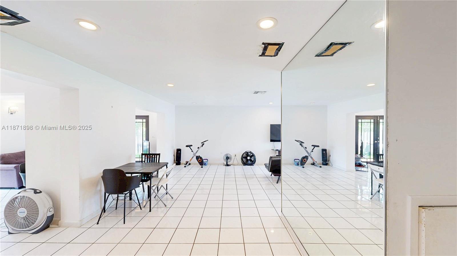 15166 4 / 3 2420 sq. ft. $ 2025-09-03 0 foto