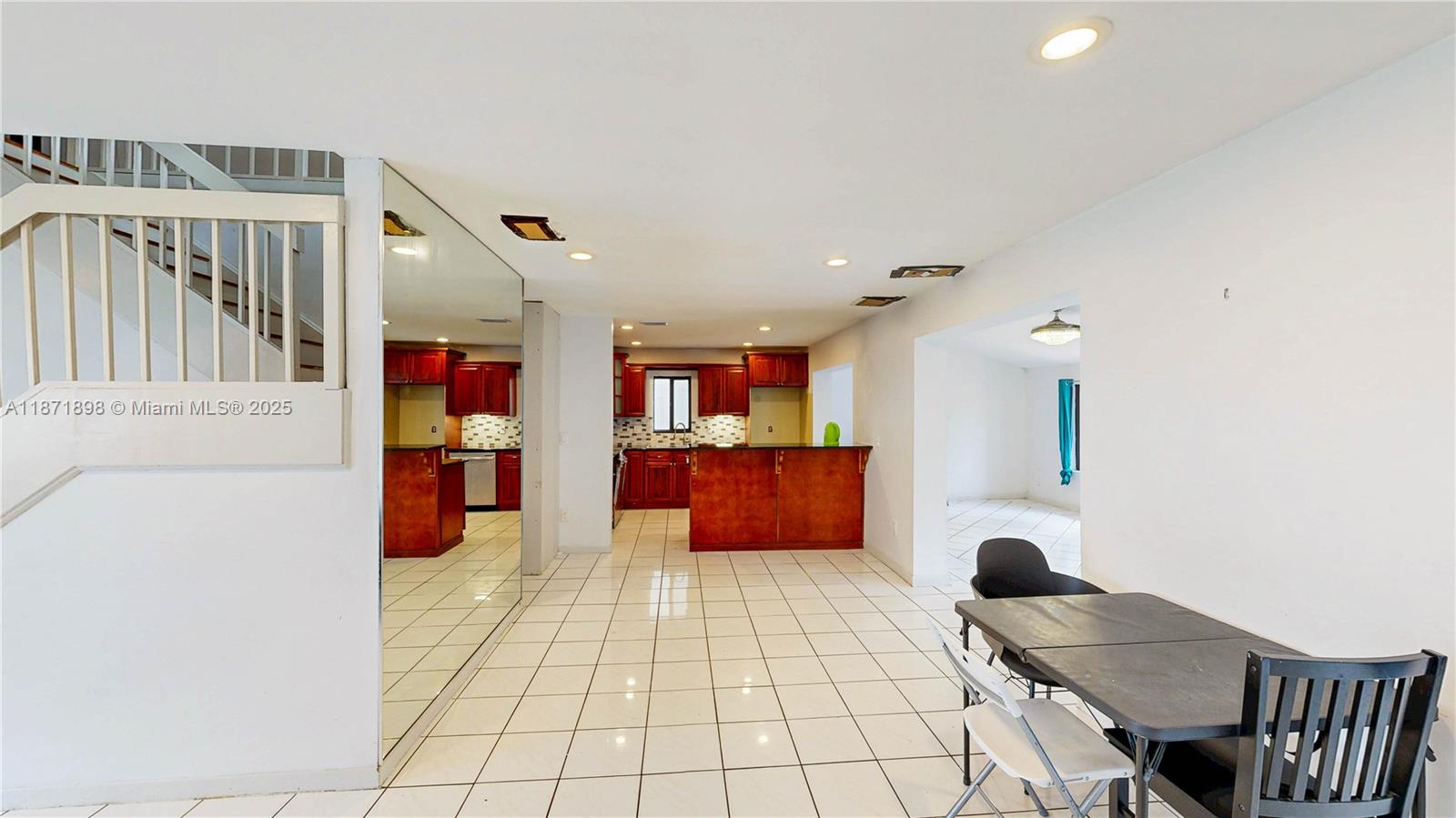 15166 4 / 3 2420 sq. ft. $ 2025-09-03 0 foto