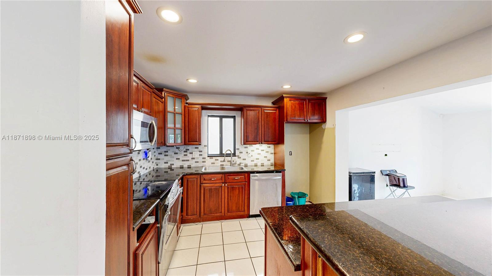 15166 4 / 3 2420 sq. ft. $ 2025-09-03 0 foto