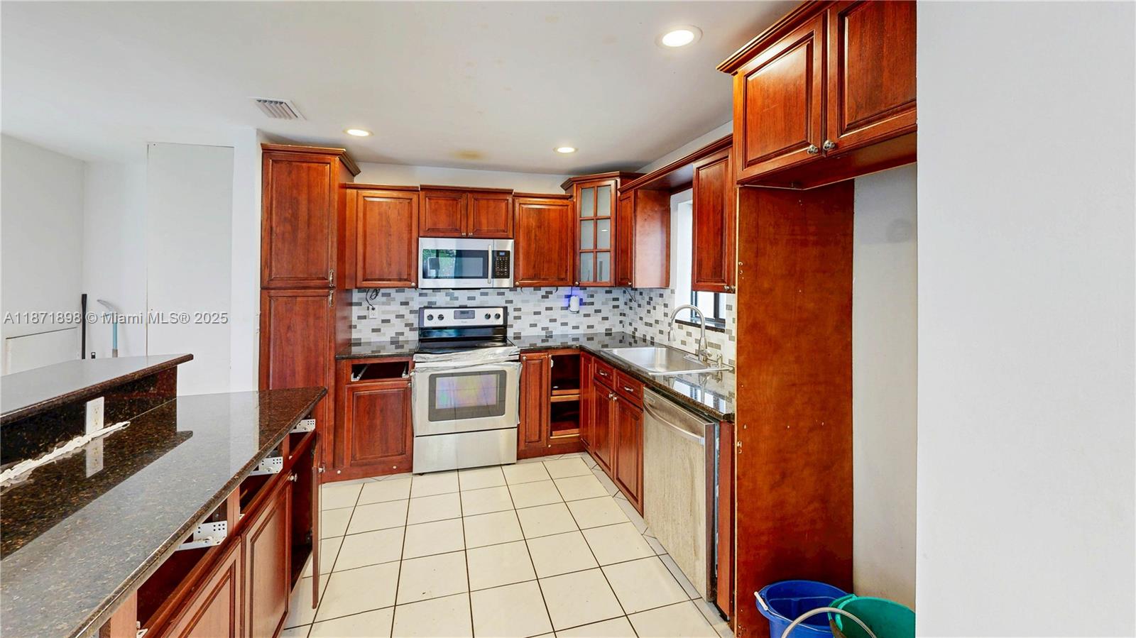 15166 4 / 3 2420 sq. ft. $ 2025-09-03 0 foto
