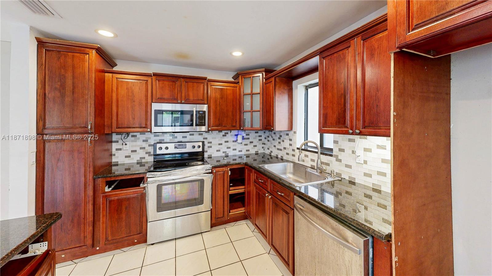 15166 4 / 3 2420 sq. ft. $ 2025-09-03 0 foto