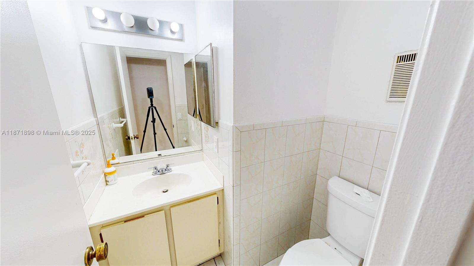 15166 4 / 3 2420 sq. ft. $ 2025-09-03 0 foto