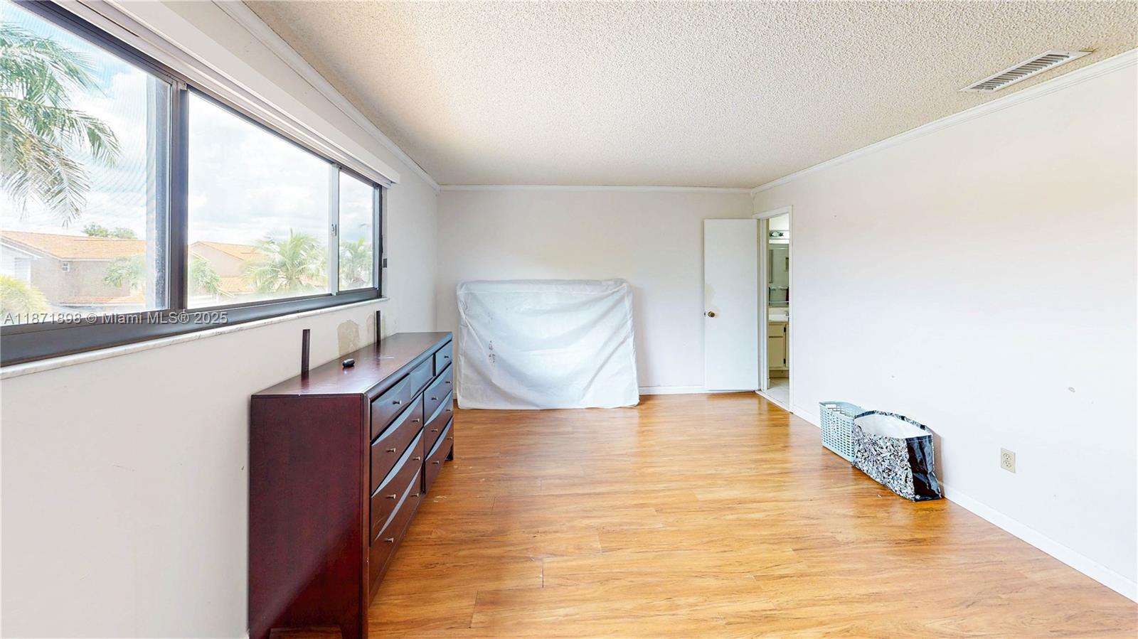 15166 4 / 3 2420 sq. ft. $ 2025-09-03 0 foto