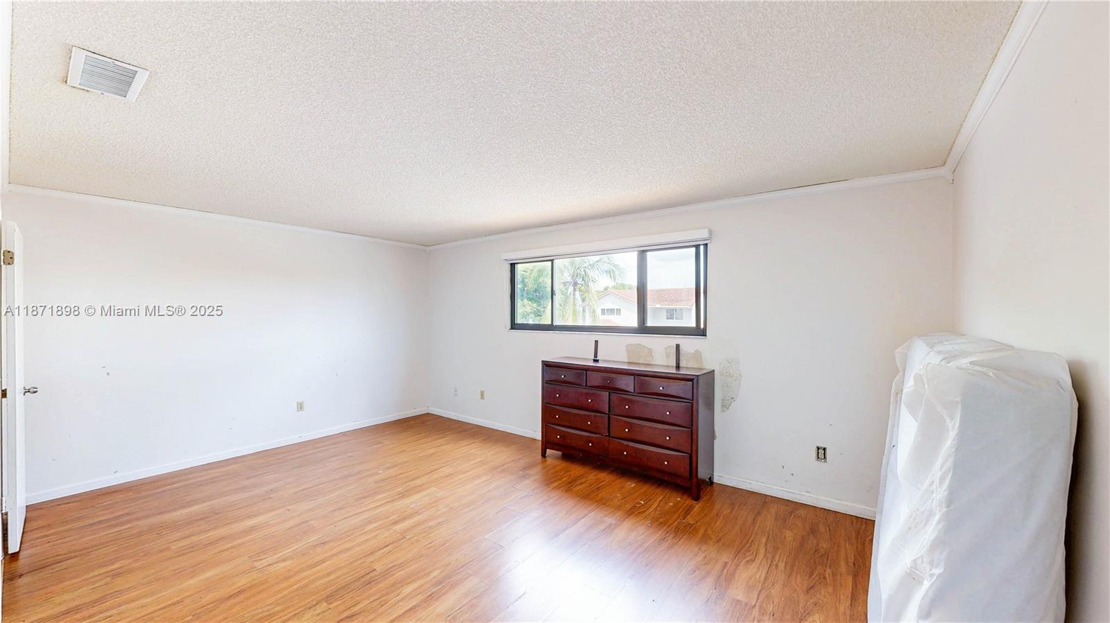 15166 4 / 3 2420 sq. ft. $ 2025-09-03 0 foto