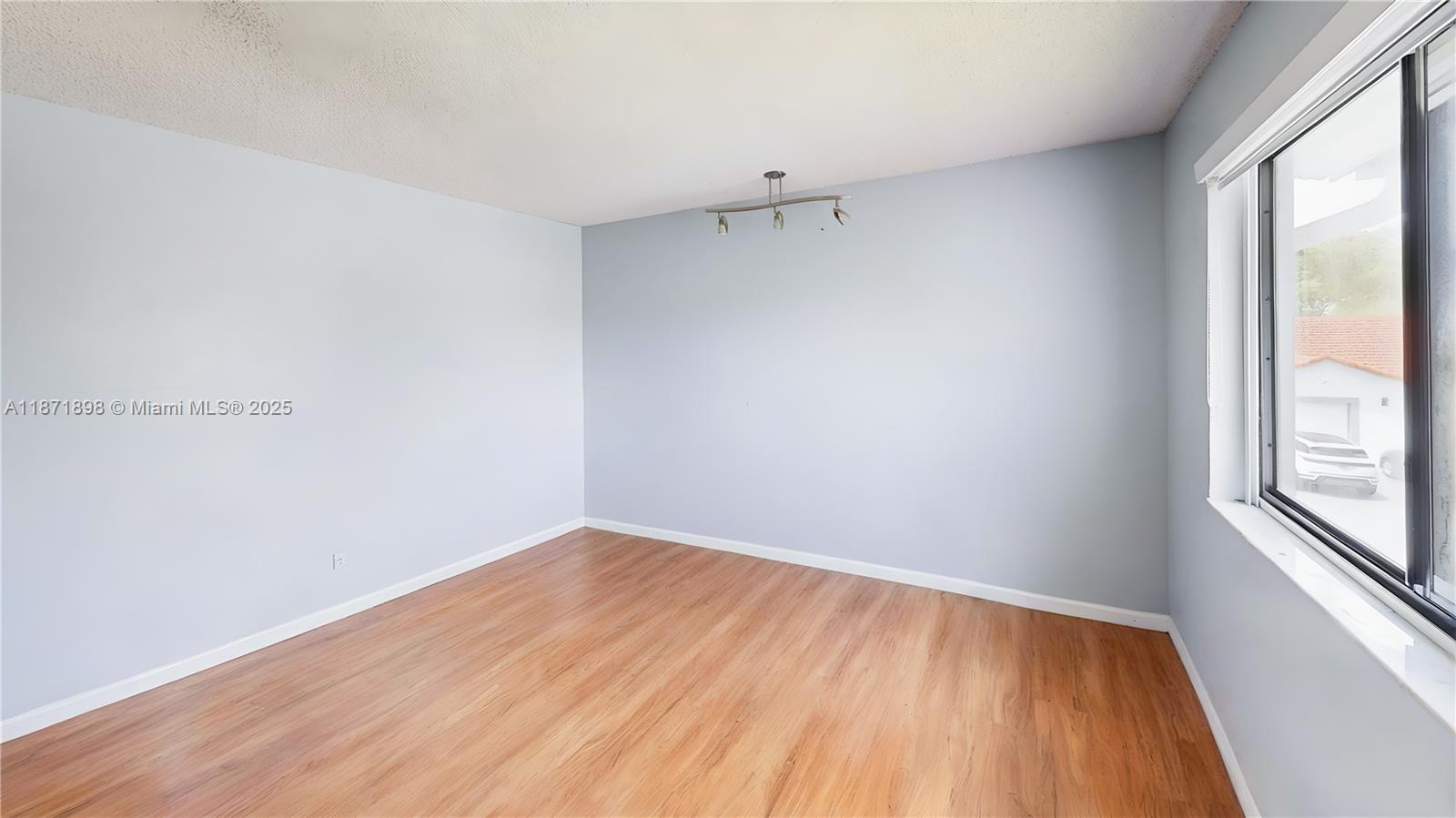 15166 4 / 3 2420 sq. ft. $ 2025-09-03 0 foto