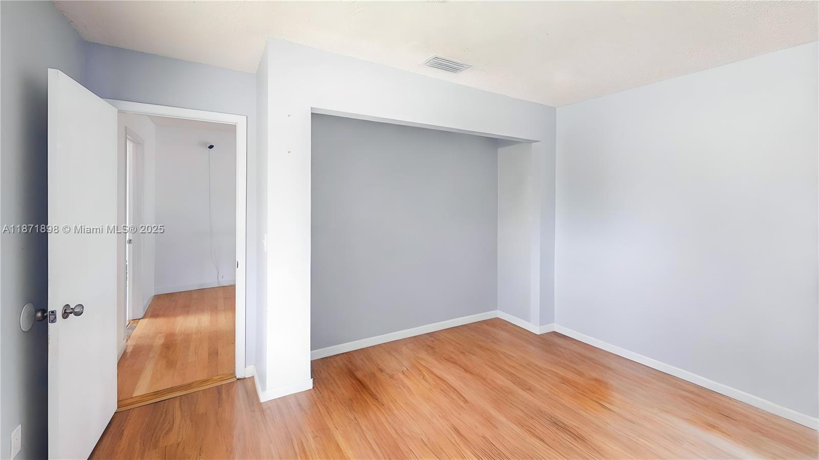 15166 4 / 3 2420 sq. ft. $ 2025-09-03 0 foto