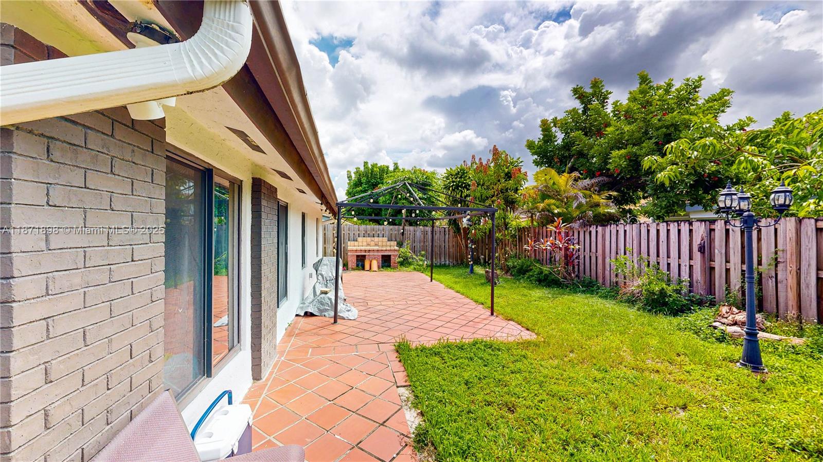 15166 4 / 3 2420 sq. ft. $ 2025-09-03 0 foto