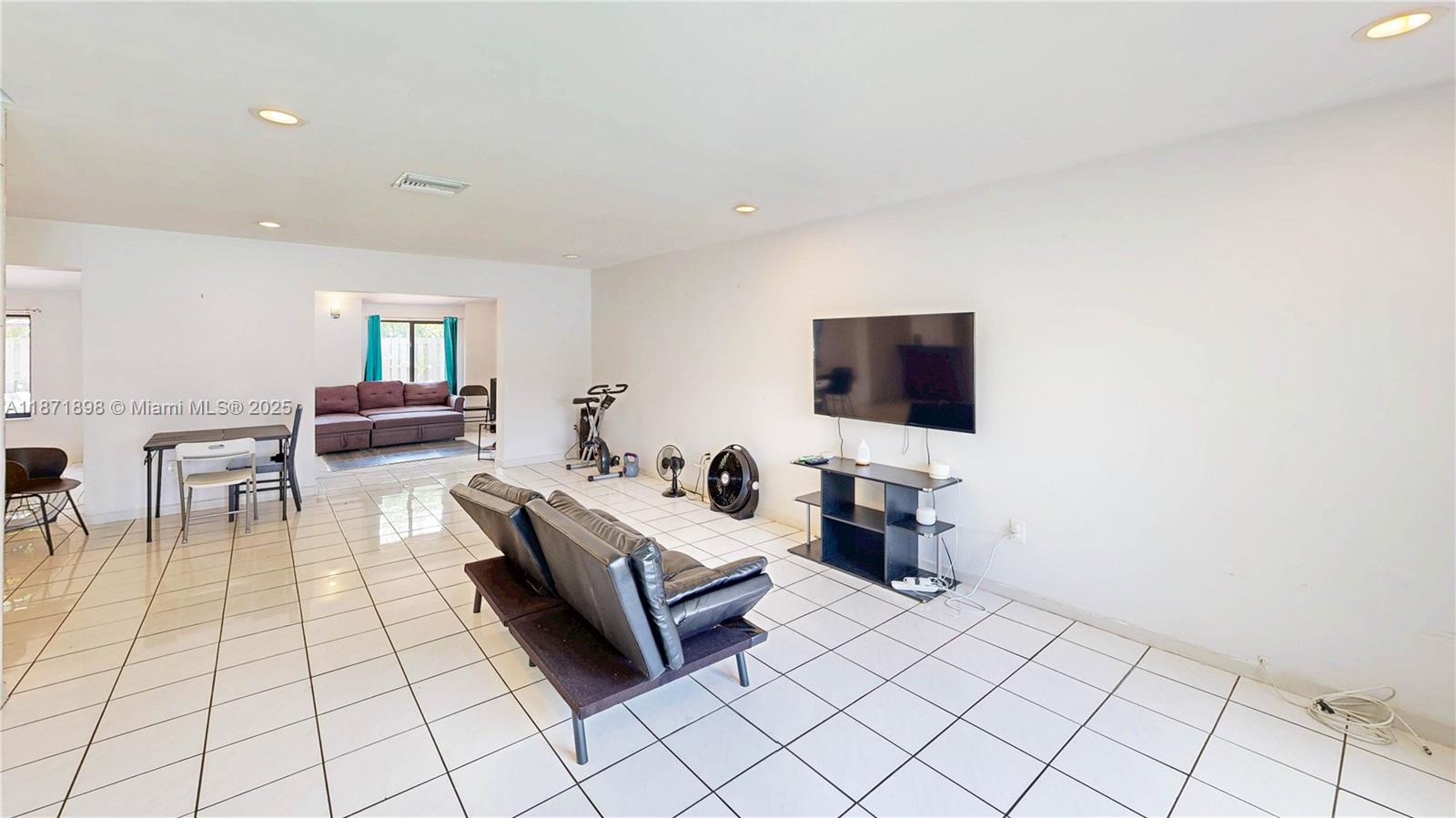 15166 4 / 3 2420 sq. ft. $ 2025-09-03 0 foto