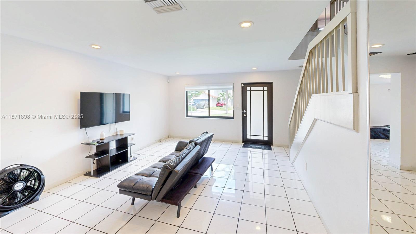15166 4 / 3 2420 sq. ft. $ 2025-09-03 0 foto