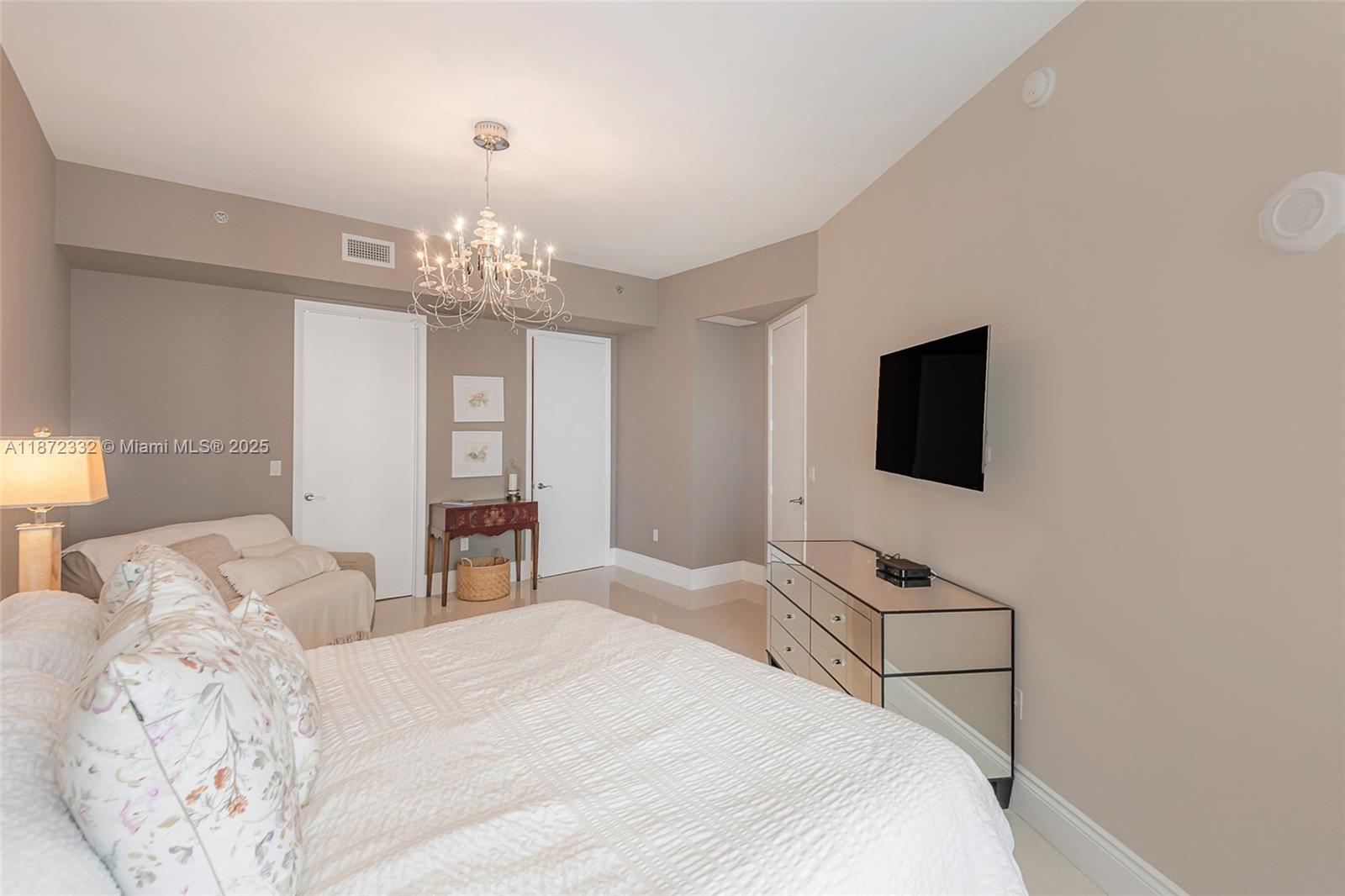 2903 3 / 3 1962 sq. ft. $ 2025-09-04 0 Photo
