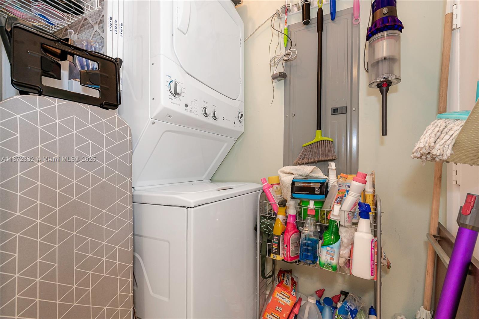 2903 3 / 3 1962 sq. ft. $ 2025-09-04 0 Photo