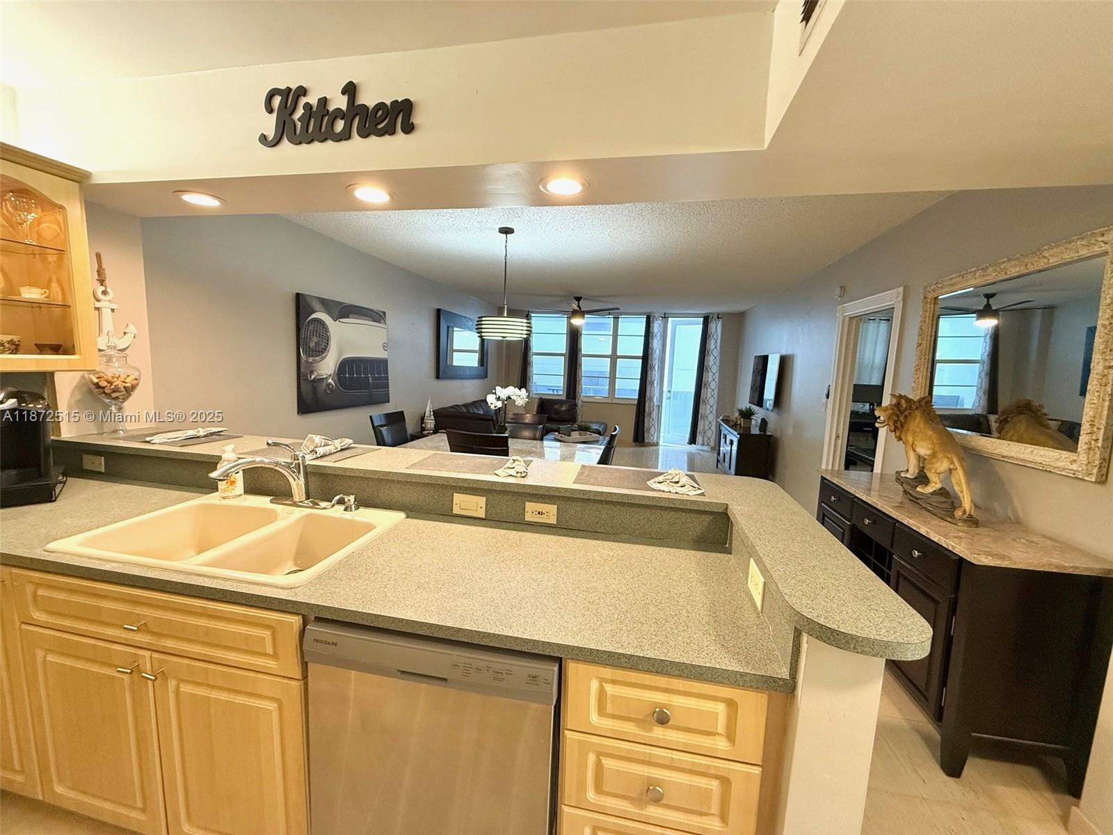 Photo of 3725 Ocean Dr #605, Hollywood, Florida, 33019 -