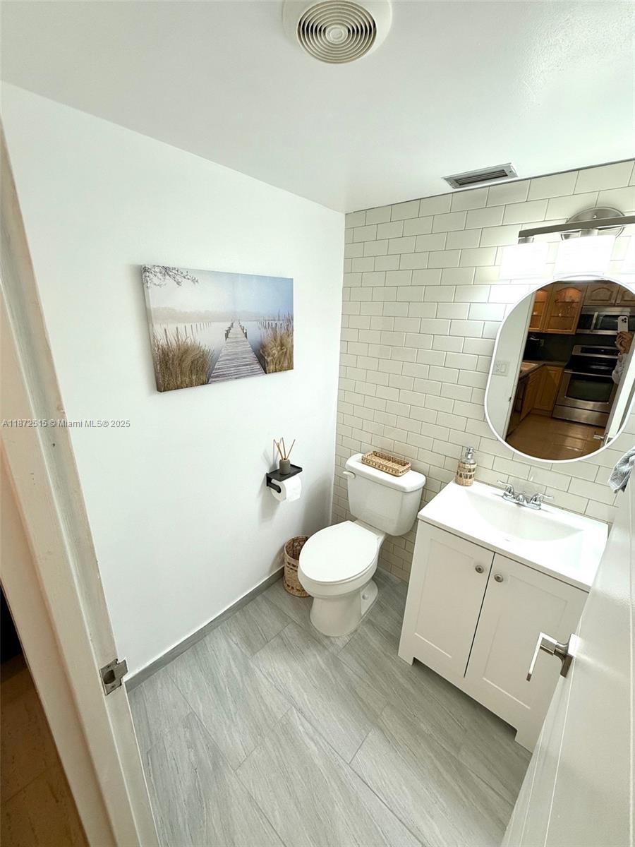 Photo of 3725 Ocean Dr  #605, Hollywood, Florida, 33019 - Guest Bathroom