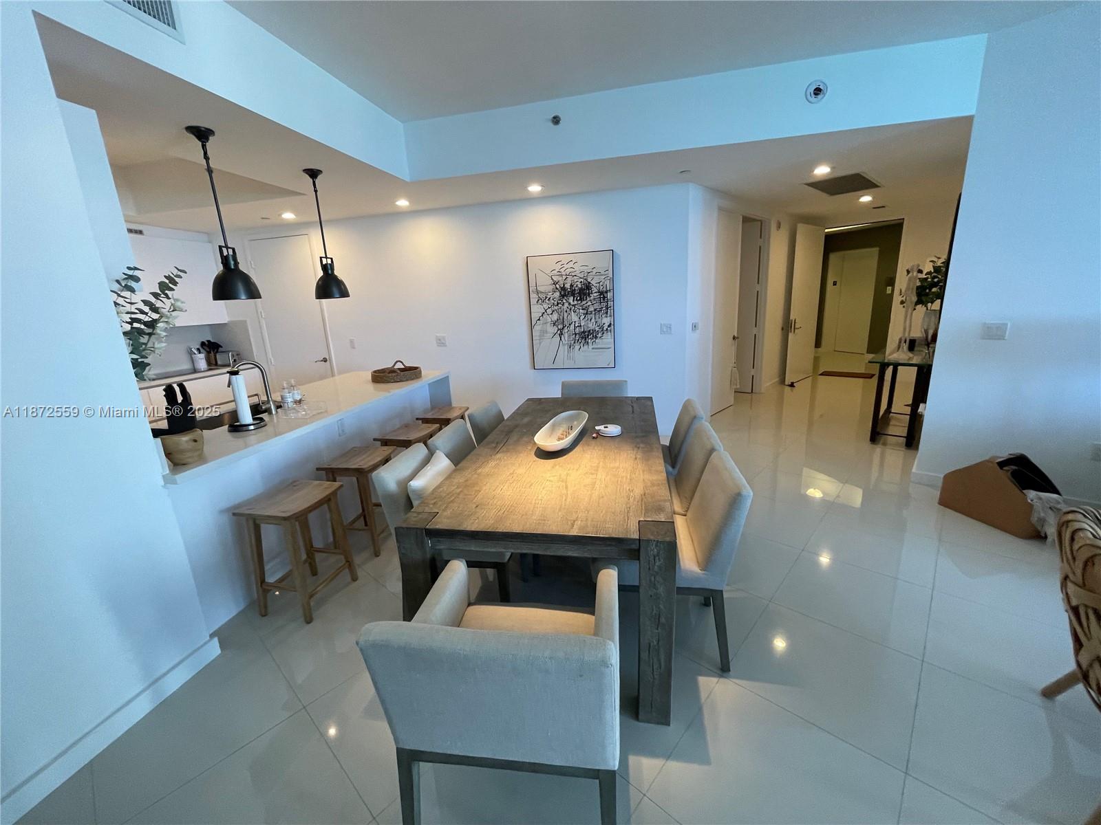 803 2 / 3 1935 sq. ft. $ 2025-09-04 0 foto