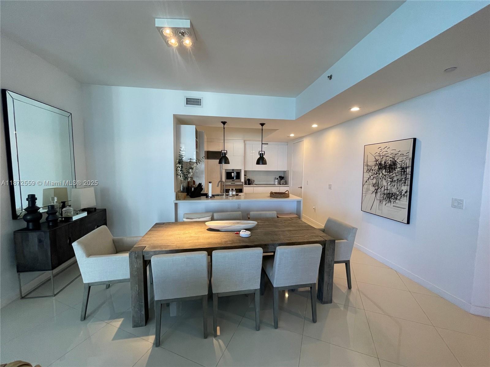 803 2 / 3 1935 sq. ft. $ 2025-09-04 0 foto