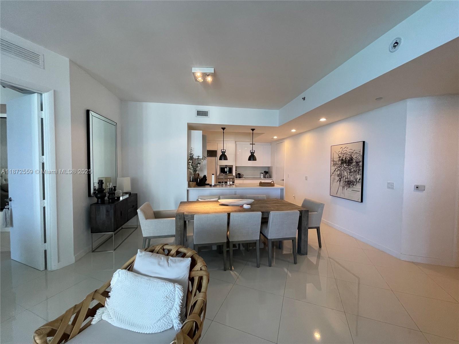 803 2 / 3 1935 sq. ft. $ 2025-09-04 0 foto