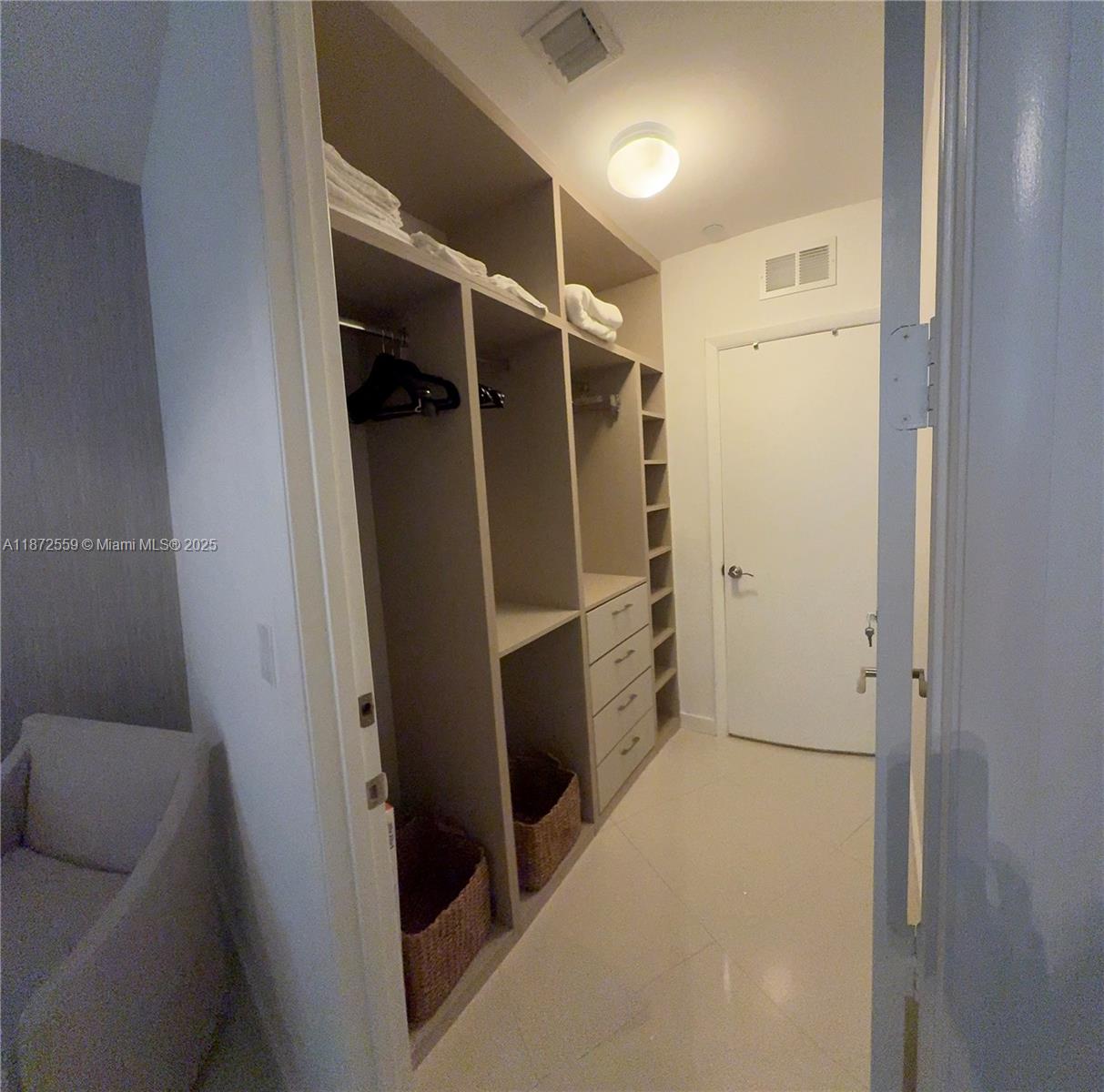 803 2 / 3 1935 sq. ft. $ 2025-09-04 0 foto