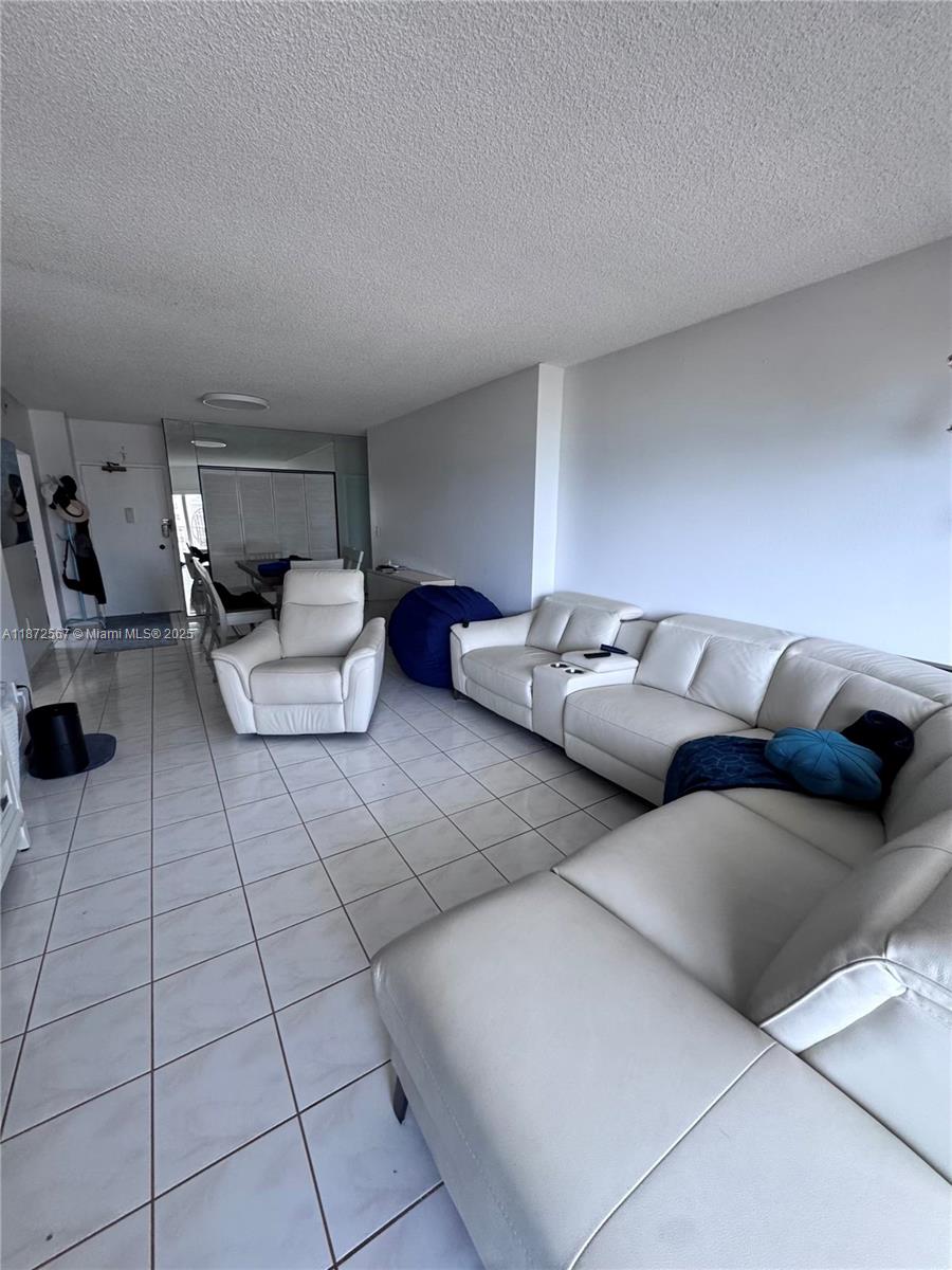 11D 1 / 2 870 sq. ft. $ 2025-09-04 0 Photo