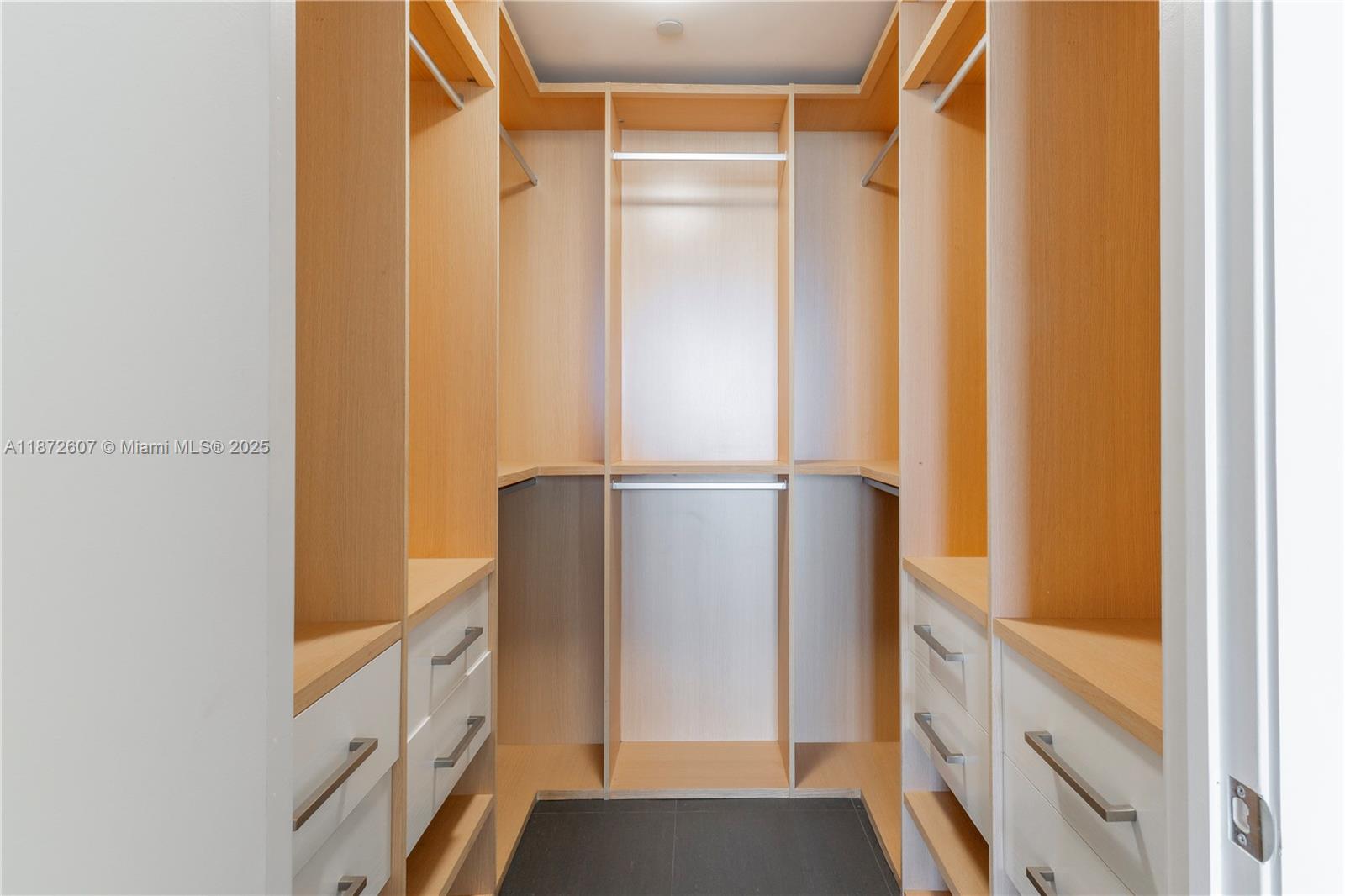 Ver detalles 4502 2 / 3 1557 sq. ft. $ 2025-09-04 0 foto