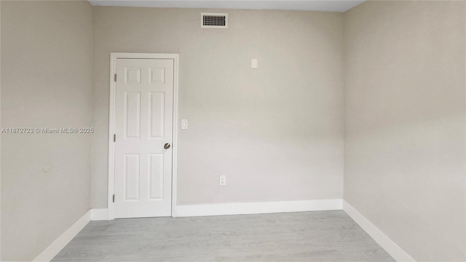See details / 1080 sq. ft. $ 2025-09-04 0 Photo