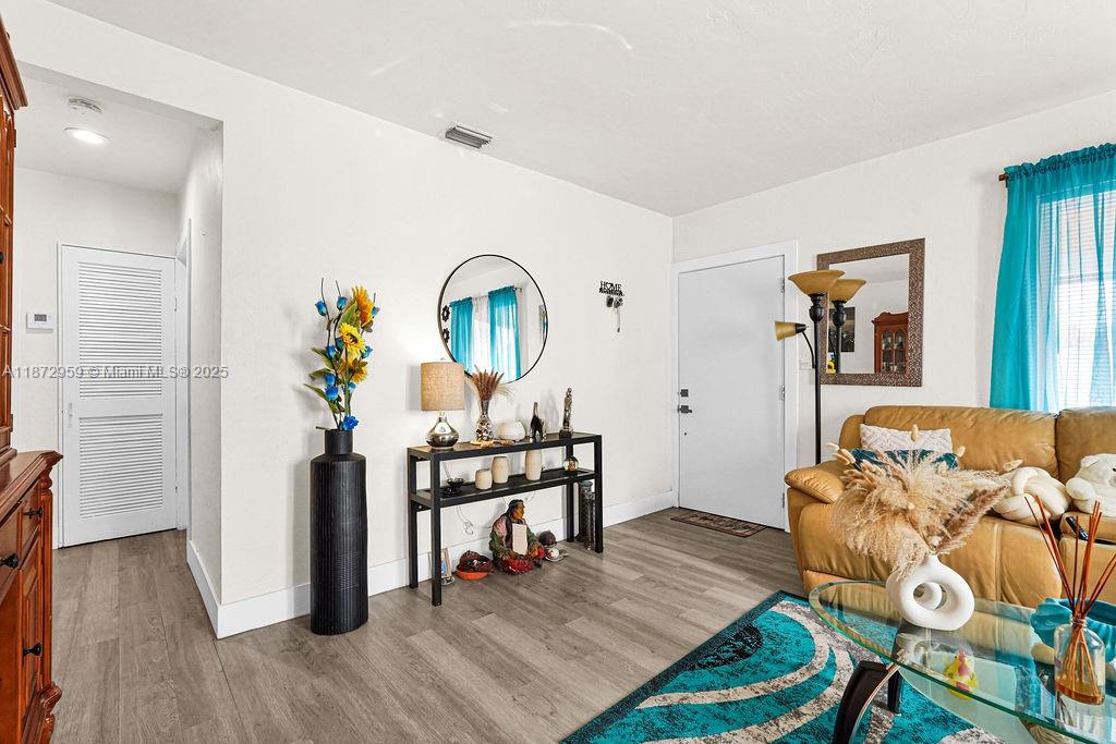 See details / 2415 sq. ft. $ 2025-09-05 0 Photo