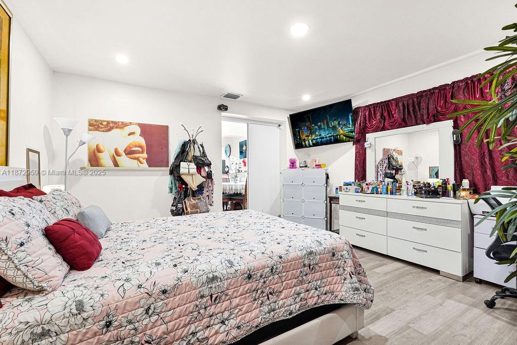 See details / 2415 sq. ft. $ 2025-09-05 0 Photo