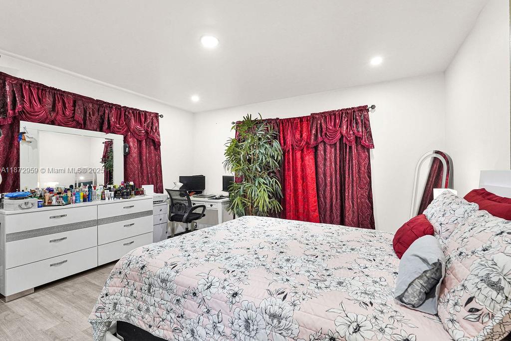 See details / 2415 sq. ft. $ 2025-09-05 0 Photo