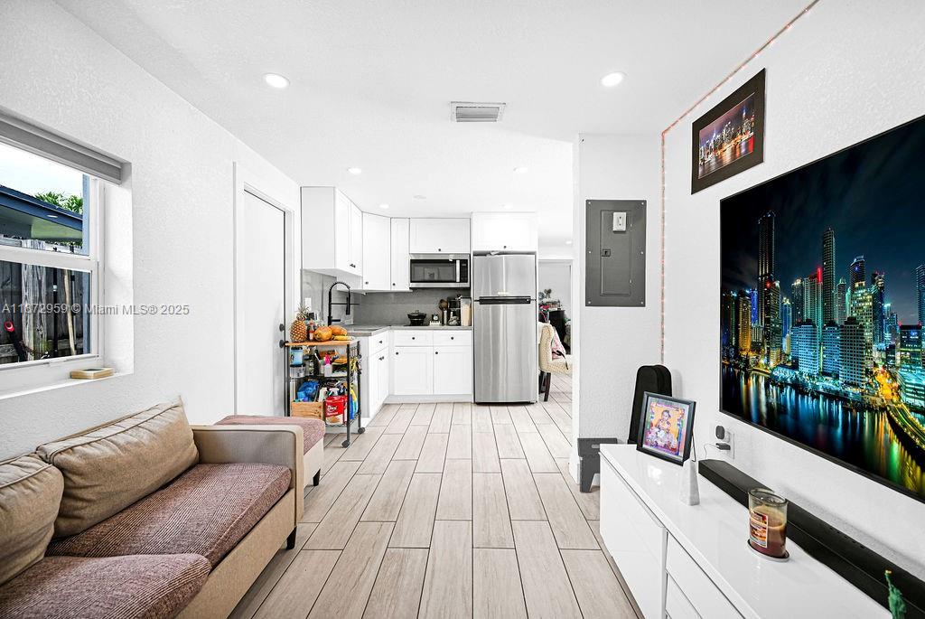 See details / 2415 sq. ft. $ 2025-09-05 0 Photo