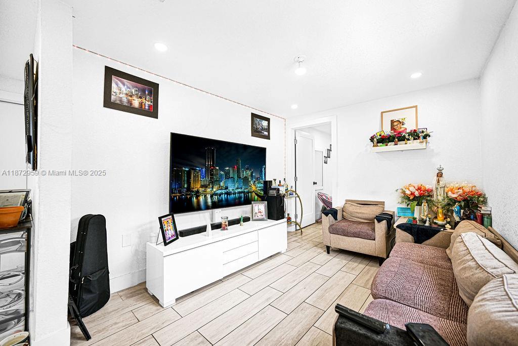 See details / 2415 sq. ft. $ 2025-09-05 0 Photo