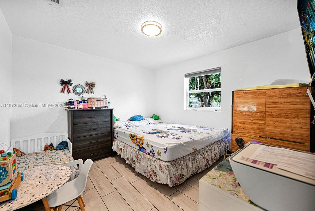 See details / 2415 sq. ft. $ 2025-09-05 0 Photo