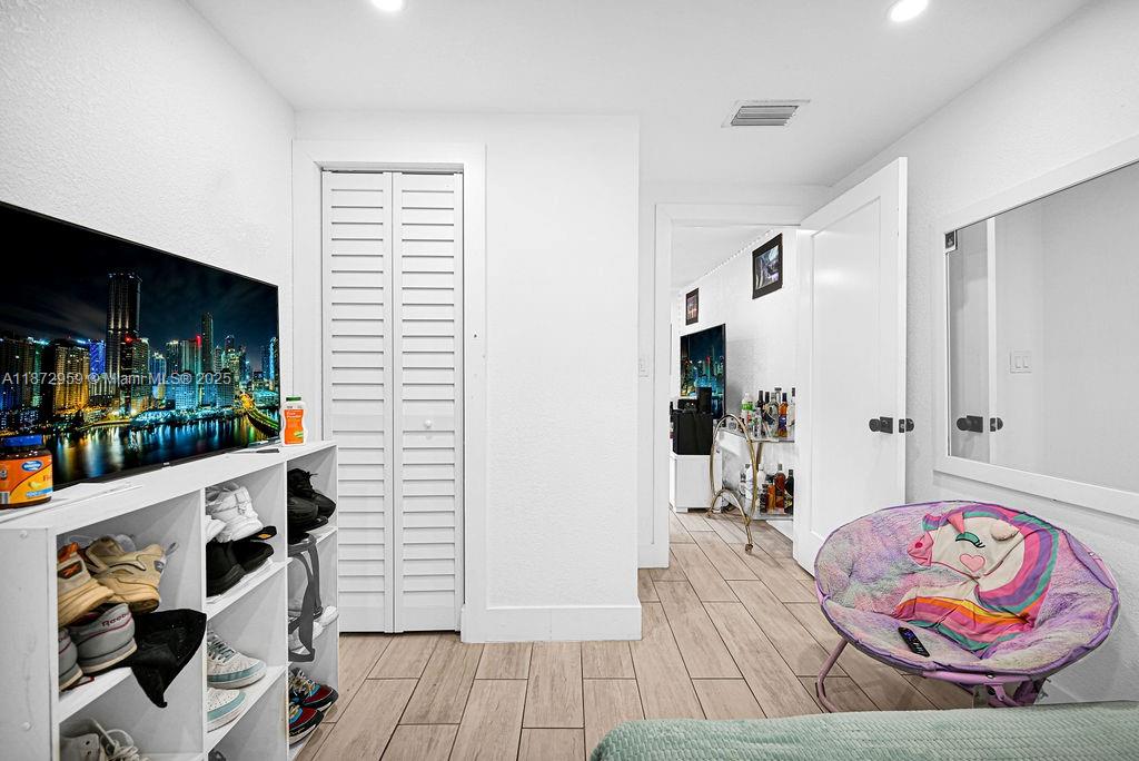 See details / 2415 sq. ft. $ 2025-09-05 0 Photo
