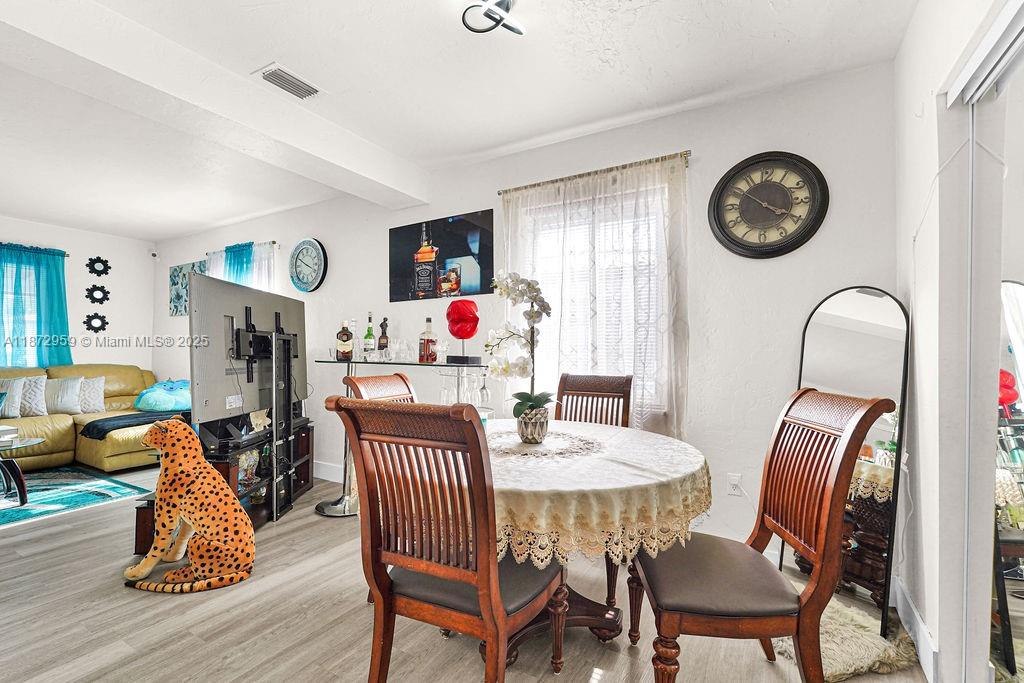 See details / 2415 sq. ft. $ 2025-09-05 0 Photo