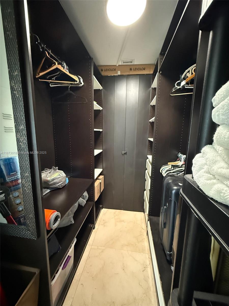 4001 2 / 3 1649 sq. ft. $ 2025-09-05 0 foto