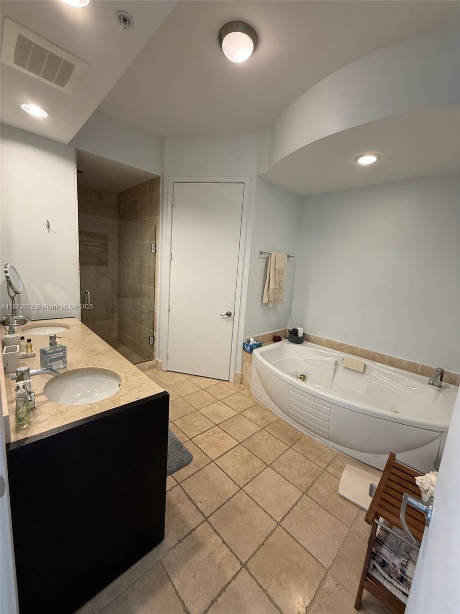 4001 2 / 3 1649 sq. ft. $ 2025-09-05 0 foto