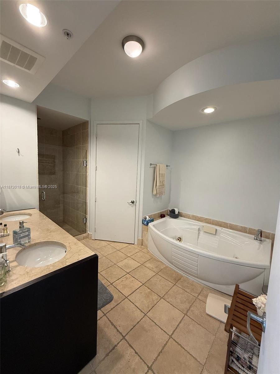 4001 2 / 3 1649 sq. ft. $ 2025-09-05 0 foto
