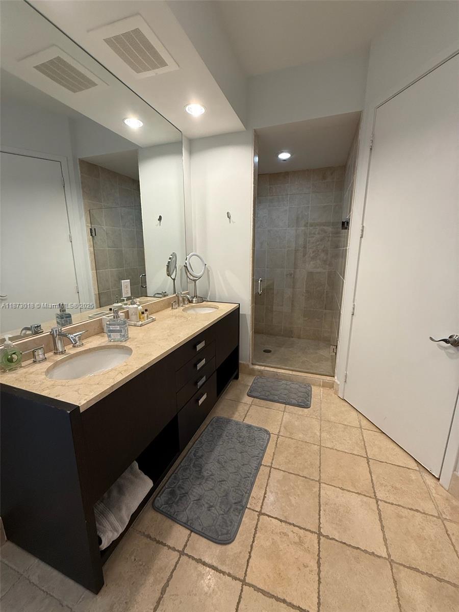 4001 2 / 3 1649 sq. ft. $ 2025-09-05 0 foto