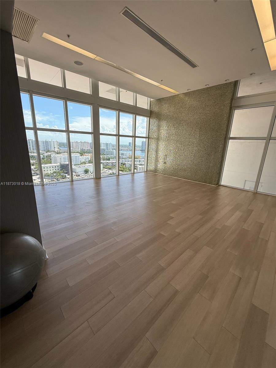 4001 2 / 3 1649 sq. ft. $ 2025-09-05 0 foto