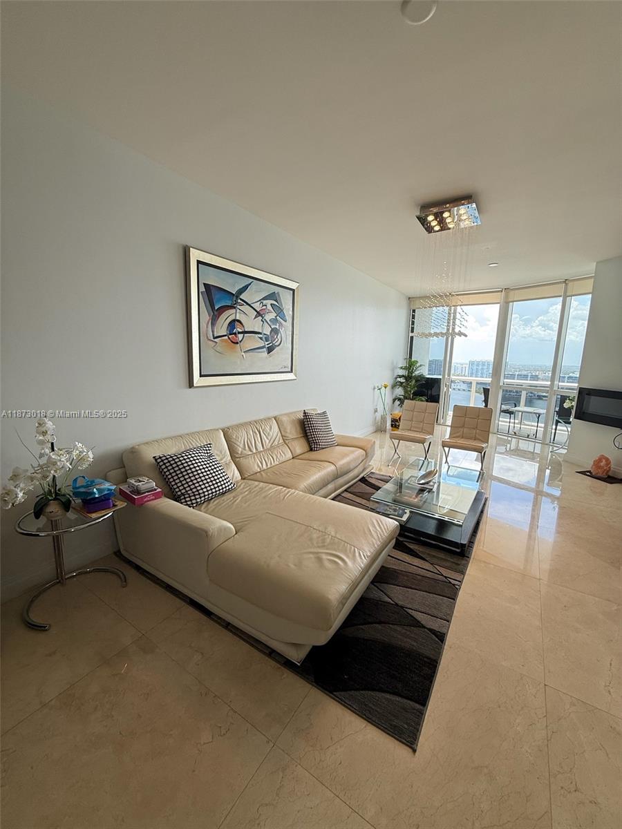 4001 2 / 3 1649 sq. ft. $ 2025-09-05 0 foto
