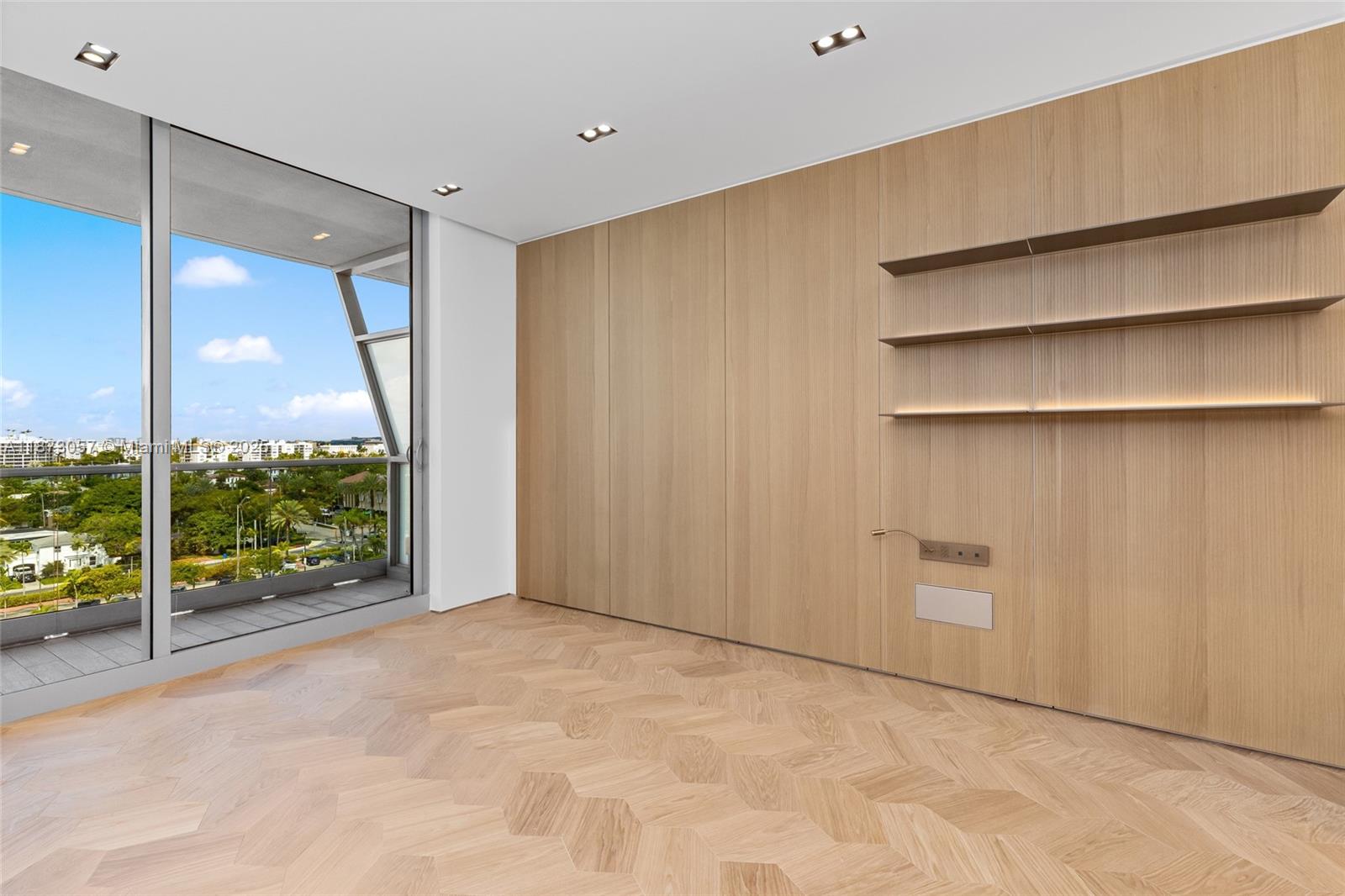 705 4 / 5 3496 sq. ft. $ 2025-09-05 0 Photo