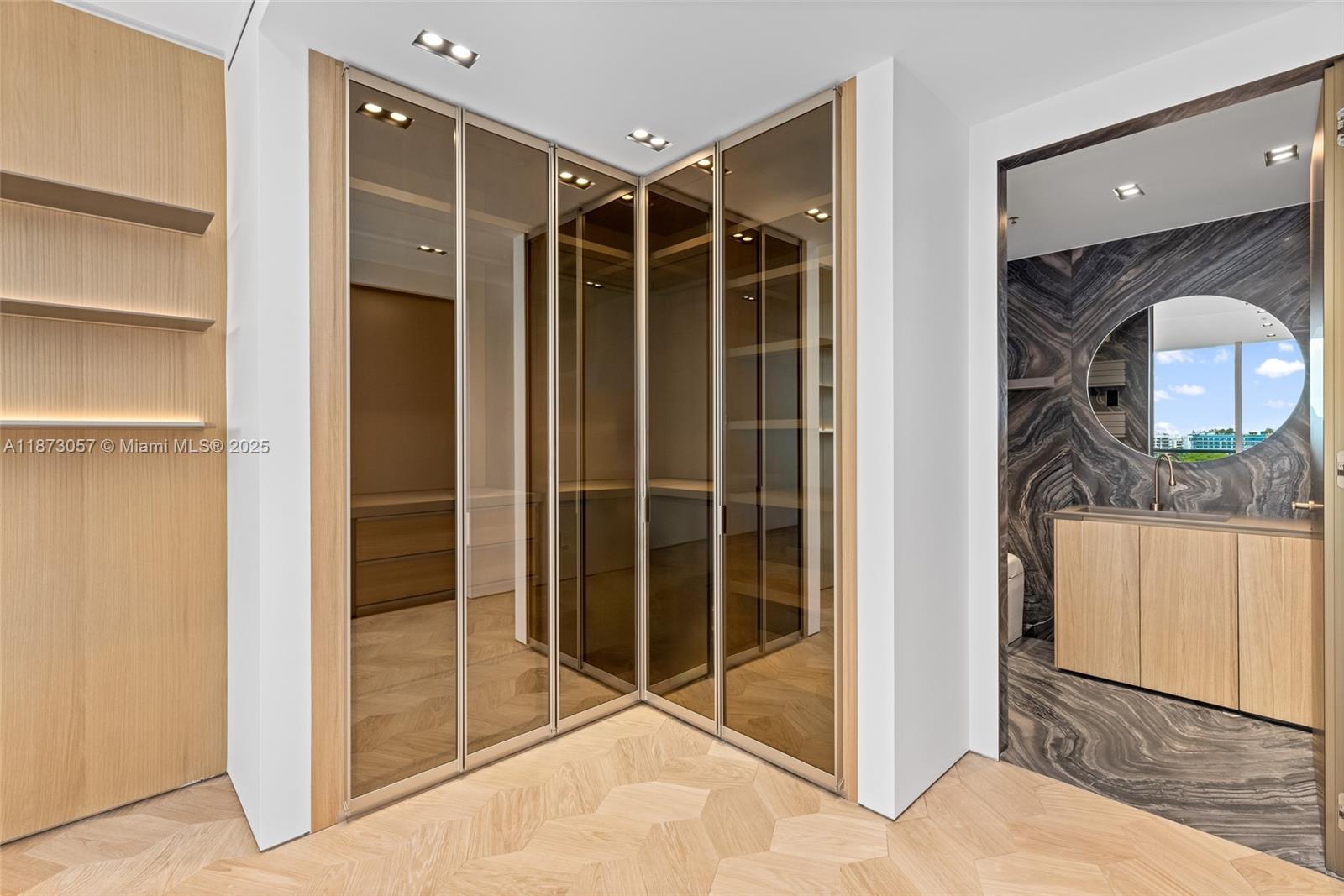 705 4 / 5 3496 sq. ft. $ 2025-09-05 0 Photo